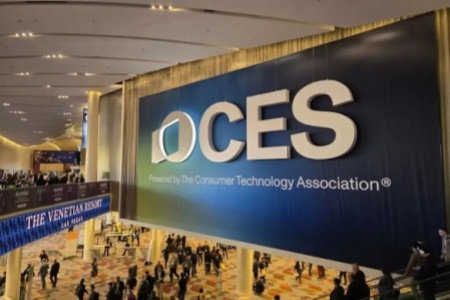 黄仁勋在CES演讲称：AI机器人或成“劳动力救星”‌