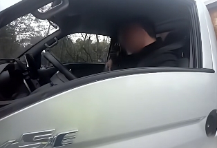 货车司机游戏瘾犯了 高速应急车道停车开玩被罚款