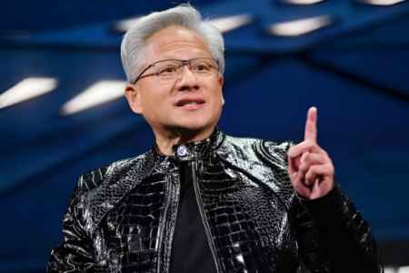 黄仁勋驳斥AI“末日论” 恐慌无益进步，监管勿扼创新