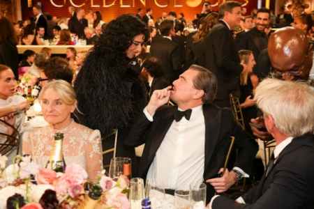 小李子金球奖当众被夸“女友不超30岁” 苦笑反应曝光