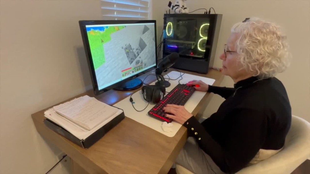 81岁奶奶直播《我的世界》走红 为孙子治疗癌症