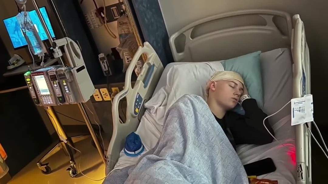 81岁奶奶直播《我的世界》走红 为孙子治疗癌症