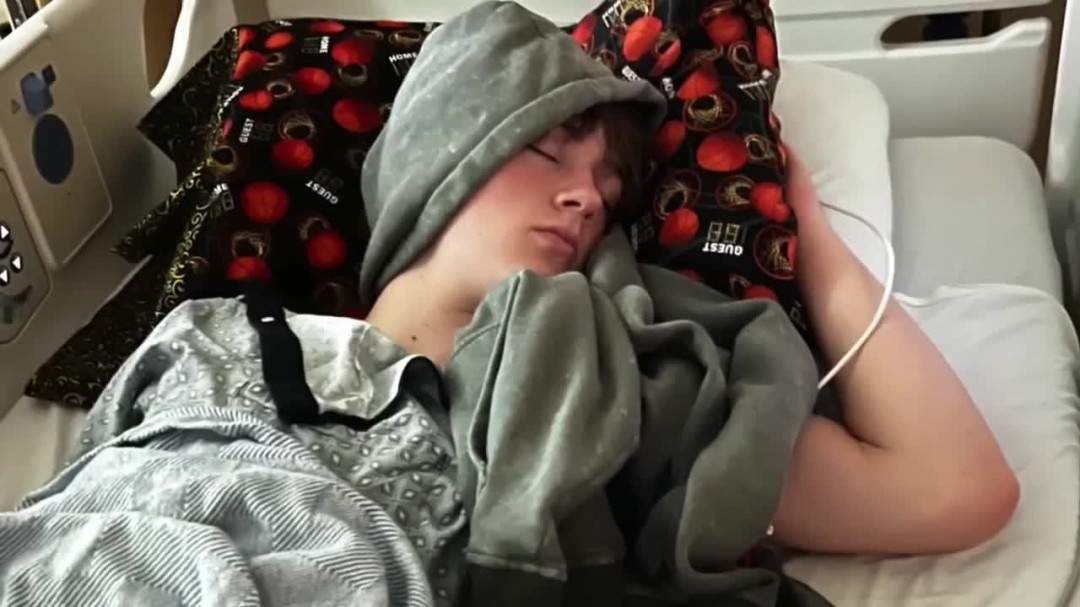 81岁奶奶直播《我的世界》走红 为孙子治疗癌症