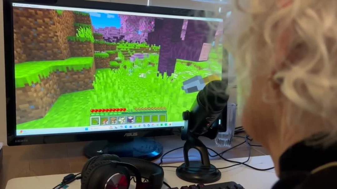 81岁奶奶直播《我的世界》走红 为孙子治疗癌症